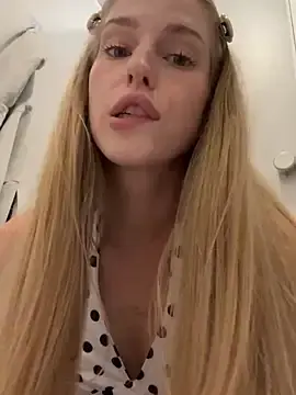 Stripchat Sex Cam of kira_mia