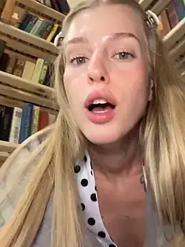 Stripchat Live Sex Cam of kira_mia