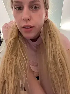 Stripchat Free Porn Cam of kira_mia
