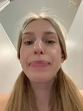Stripchat Adult Webcam of kira_mia