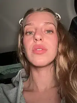 Stripchat Free Porn Cam of kira_mia