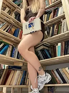 Stripchat Live Sex of kira_mia